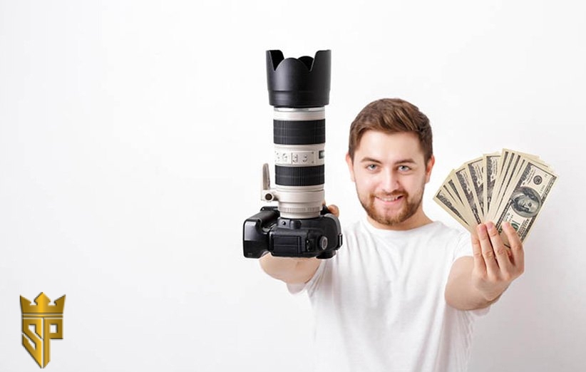 کسب درآمد از عکاسی. تصویری از یک مرد که در دست راستش دوربین و در دست چپش مقداری پول وجود دارد.