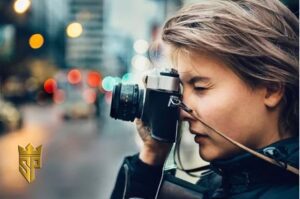 تصویری از یک عکاسی خیابانی در حال عکاسی خیابانی.